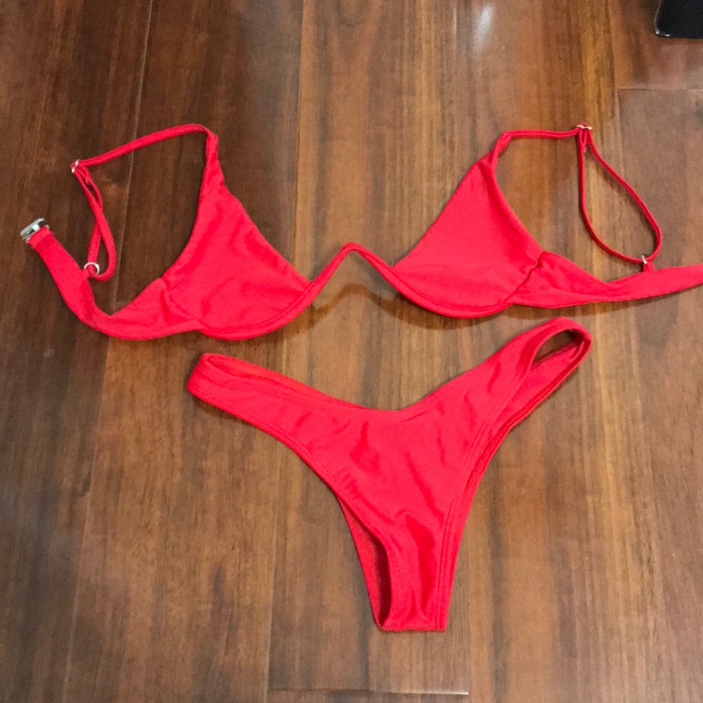 Red bikini top (NEW WITHOUT TAGS)